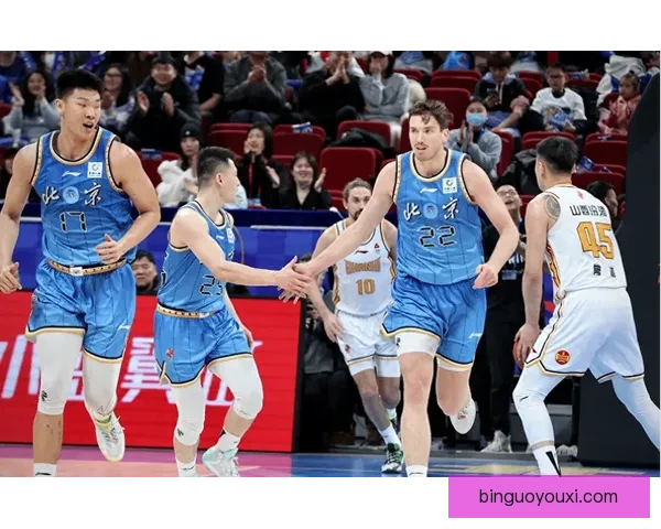 骑士与热火激战正酣 双方全力争夺季后赛席位 展现精彩对决